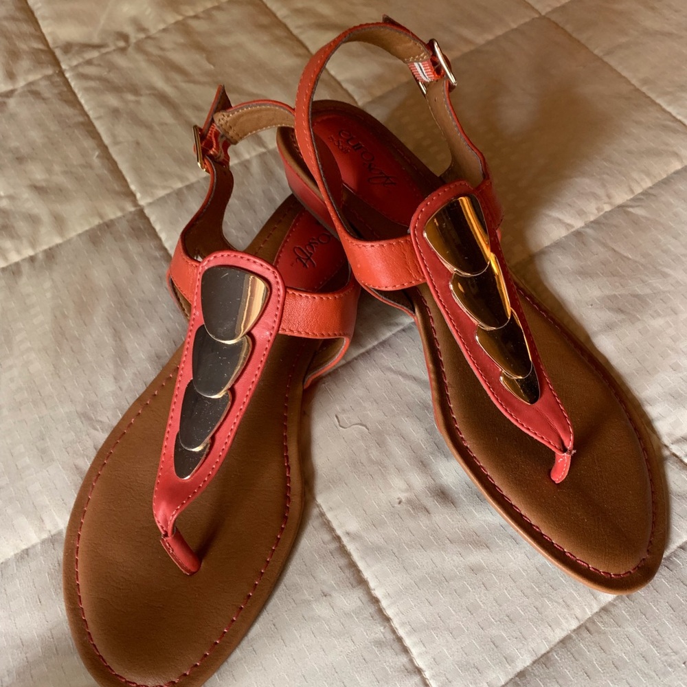 T-strap sandals